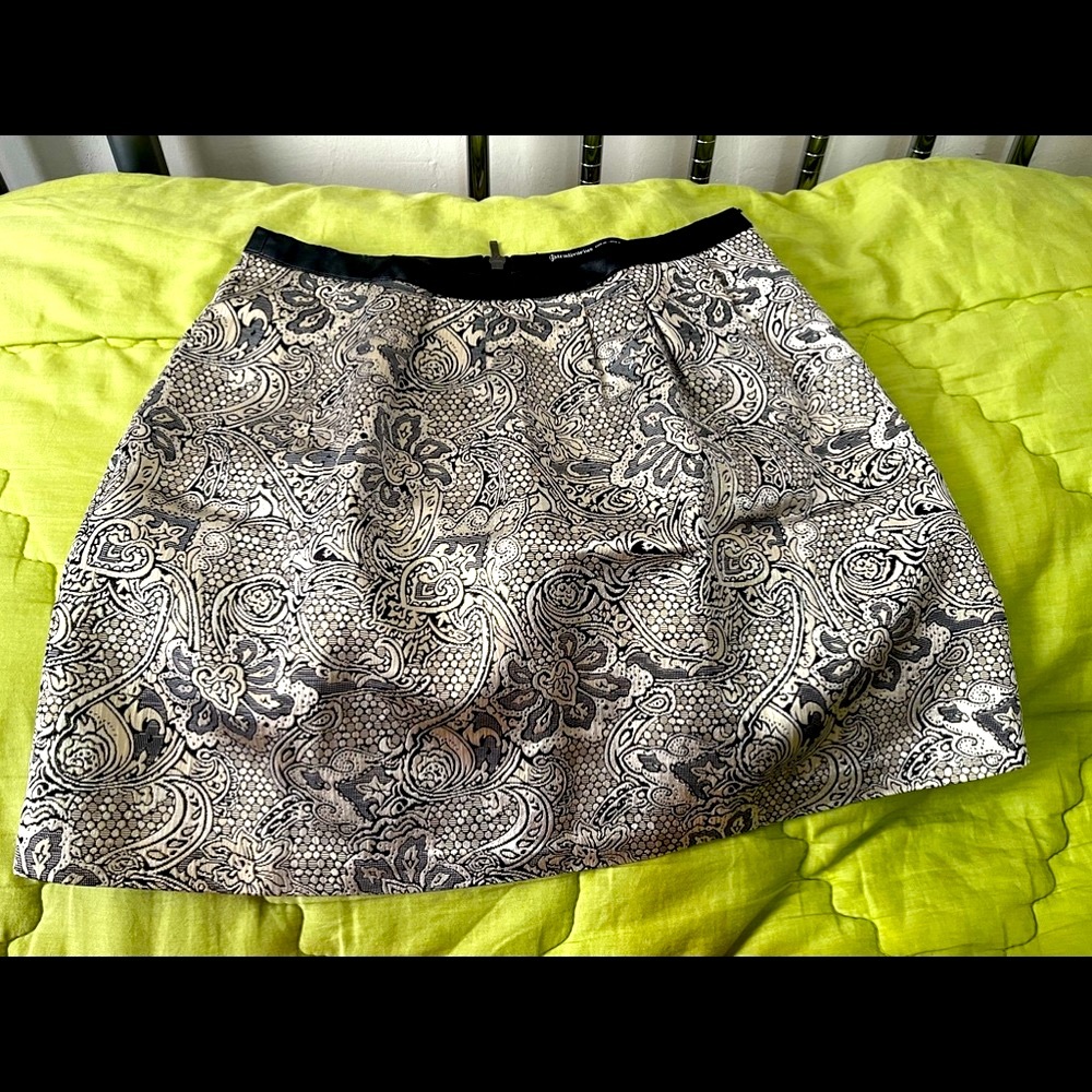 Sradivarius women mini pattern jacquard skirt.